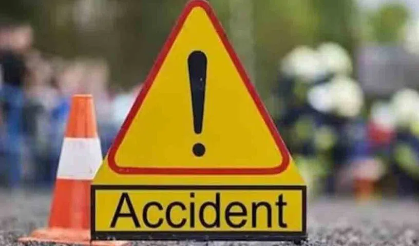  సిరిసిల్ల బైపాస్‌ రోడ్డుపై కారు-డీసీఎం ఢీ..