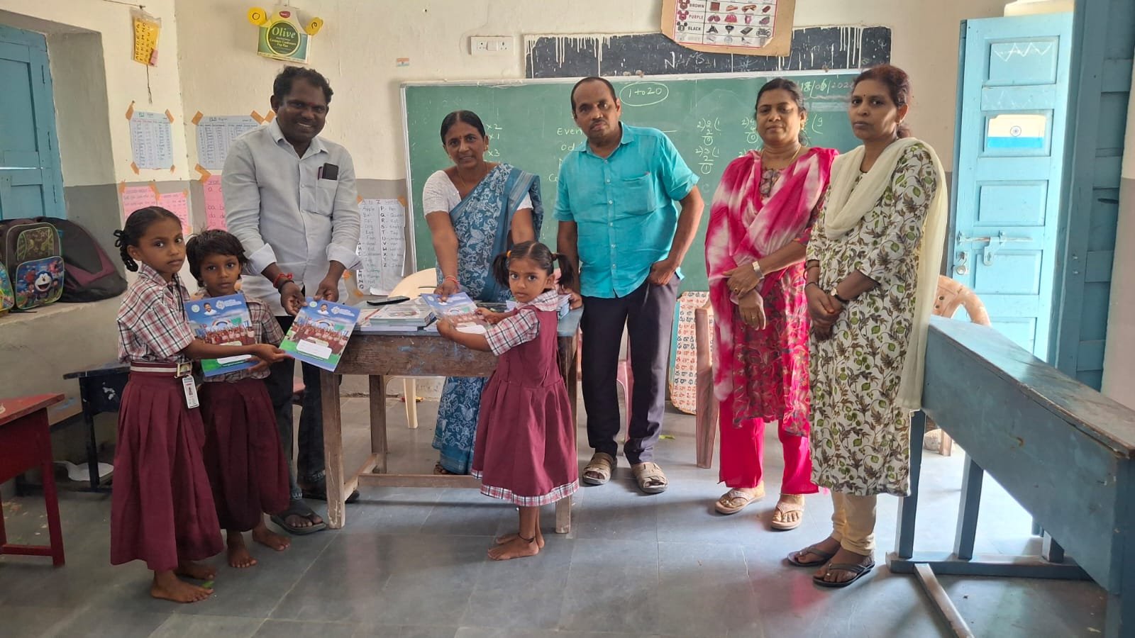  కరీంనగర్ మండలం చేగుర్తి గ్రామ యూపీఎస్ పాఠశాలలో పాఠ్యపుస్తకాల పంపిణీ - Additional Image