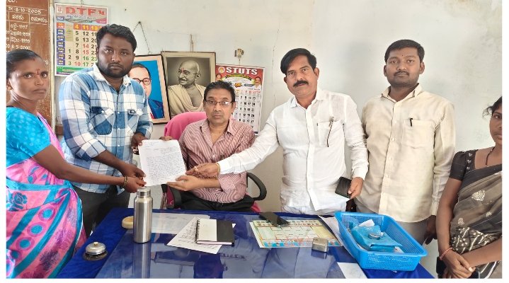 మక్తల్ బీ.సీ కాలనీ,బాబు జగ్జీవాన్ కాలనీ ప్రభుత్వ ప్రాథమిక పాఠశాలల సమస్యలపై డీ.ఈ.వోకి  మెమొరాండం అందజేత