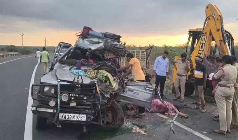  లారీని వేగంగా ఢీకొట్టిన తుఫాన్ వాహనం.. 