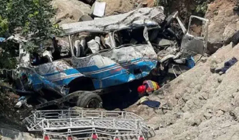 బలూచిస్తాన్‌లో లోయలో పడ్డ బస్సు..