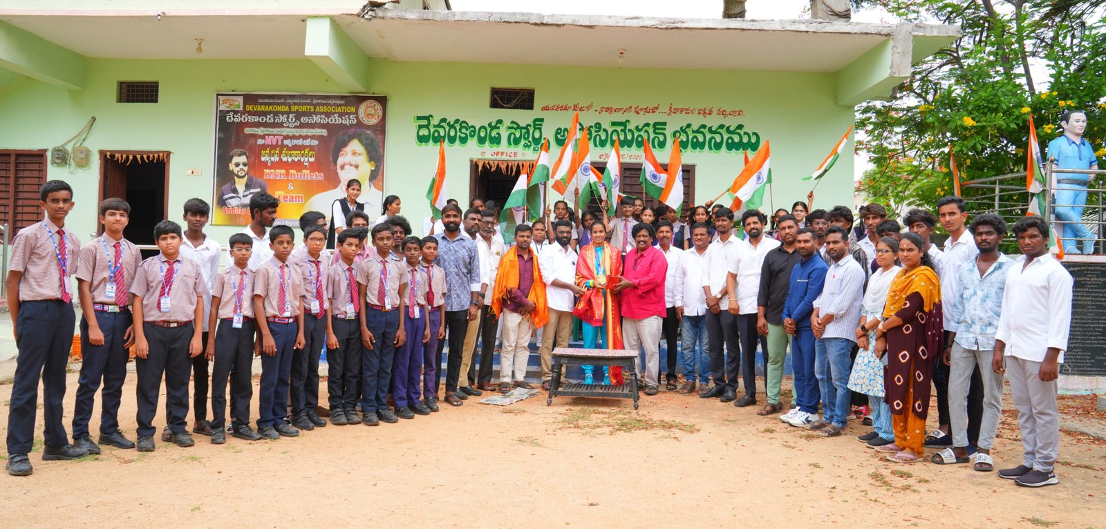 దేవరకొండ స్పోర్ట్స్ అసోసియేషన్ ఆధ్వర్యంలో ఆసియా అథ్లెటిక్స్ స్వర్ణ పతక విజేత నారీమల్ల ప్రవళిక ఘన సత్కారం