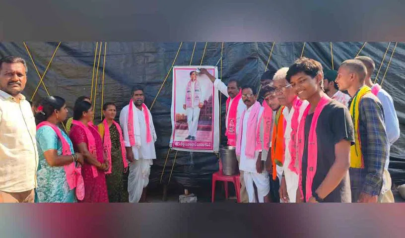  సర్వారం తండాలో కేసీఆర్ చిత్రపటానికి క్షీరాభిషేకం..!